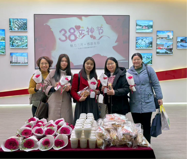 暖心礼品赠巾帼，欢歌笑语庆佳节